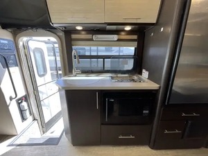 Fournisseur de camping-car de classe C d'occasion Thor Motor Coach Compass 23TB 2017 à vendre - Product Image 4