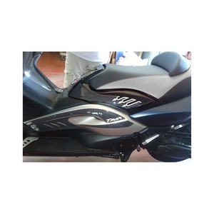 Adesivi 3D in Fibra di Carbonio Nera su Misura per Decorazione Sotto il Sedile di Moto Yamaha TMAX 08-11 - Product Image 1