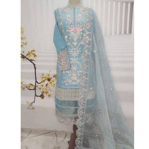 Salwar Kameez Chic Brodé pour Femmes Prêt à Porter Collection Été avec une Touche Traditionnelle et une Texture de Tissu Douce - Product Image 6