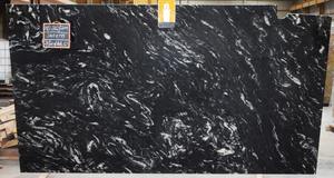 Pierre naturelle polie de conception moderne résistante aux rayures élégante de granit de forêt noire pour des projets commerciaux de villas de bureaux de maisons - Product Image 2