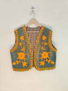 Chaqueta Bomber de Terciopelo Hecha a Mano con Diseño Suzani Bordado, Reversible, Ecológica, de Manga Corta, Lista para el Invierno - Product Image 1