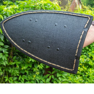 Bouclier chauffant Viking en bois noir par calvin artisanat - Product Image 5