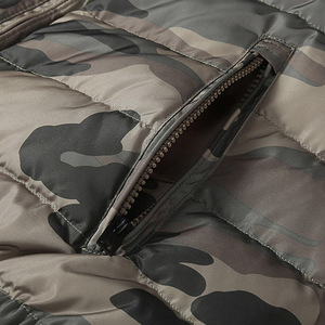 Veste d'hiver en duvet de camouflage pour hommes Manteau en coton épais avec peluche, chaud, décontracté, teint par technique unie. - Product Image 6