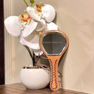 Miroir de poche élégant en cuir repoussé exquis Miroir de main de maquillage élégant occidental Miroir de créateur vintage Cadeau parfait pour elle - Product Image 5