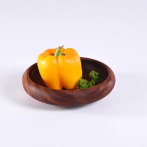 Pimiento amarillo en cuenco de madera Plato para servir de teca natural Pimiento fresco y perejil en cuenco de madera de teca hecho a mano Orgánico - Product Image 1