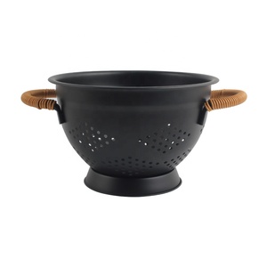 Passoire en métal noir mat avec poignées en rotin et support pour égoutter les fruits, légumes et pâtes - Product Image 3