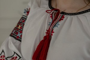 Vente chaude femmes Style roumain coton broderie Blouse traditionnel personnalisé haut avec magnifique décoration en dentelle - Product Image 3