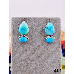 Boucles d'oreilles pendantes faites à la main en turquoise blanche et argent sterling, forme goutte d'eau avec sertissage clos - Product Image 1
