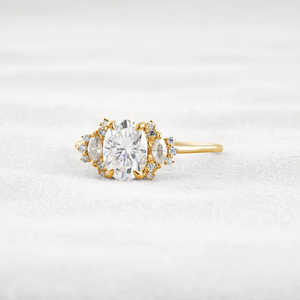 Elegante anillo de compromiso de racimo de moissanita de corte ovalado Diseño de racimo elegante para novias - Product Image 4