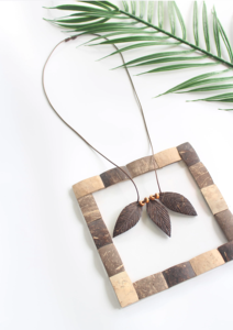 Collier de noix de coco à trois feuilles sculptées à la main-Bijoux naturels et rustiques | Viet Fargimex - Product Image 2