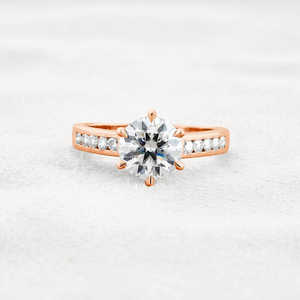 925 Plata Moissanite diamante corte redondo anillo de compromiso canal conjunto estilo - Product Image 3