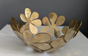 Bol décoratif en métal élégant, fleur, accent moderne pour la décoration de la maison, les fêtes et les cuisines, artisanal en provenance d'Inde - Product Image 4