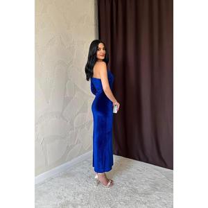 Robe fourreau asymétrique Saks avec strass et bretelles, taille naturelle, vente en gros - Product Image 1