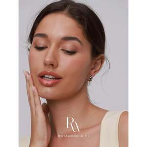 Orecchini a cerchio trendy a scacchiera bianchi e neri con zirconi CZ leggeri, placcati oro, anallergici - Product Image 2