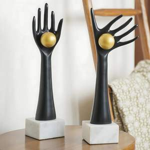 Mains en laiton tenant des boules pièce maîtresse de table pièce maîtresse élégante pour la décoration intérieure ou les affichages d'artefacts - Product Image 2