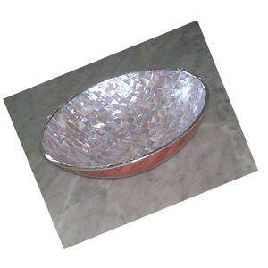 Cuenco redondo grande con coral rojo, Joyería de Conchas Marinas, Artesanía de Conchas con Coral Rojo, Blanco y Rojo con Motivo Plateado - Product Image 3