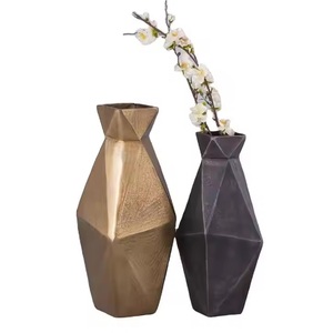 Maravilloso florero de aluminio fundido hecho a mano, acabado de terracota de alta demanda, decoración del hogar, jarrón de Metal con forma ovalada para mesa - Product Image 2