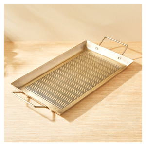 Plateau de service en tôle gaufrée florale dorée avec deux poignées latérales en forme de rectangle décoratif pour les mariages et l'artisanat - Product Image 1