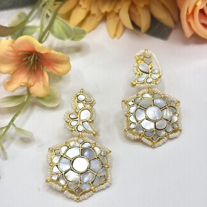 Pendientes Elegantes Chapados en Oro de la Mejor Calidad con Piedras de Aspecto Tradicional para Mujer, Colección para Bodas - Product Image 1