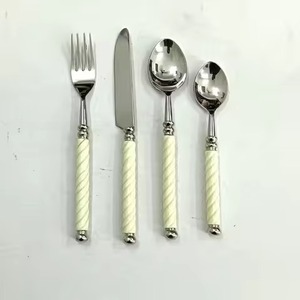 Couverts à miroir en métal de qualité alimentaire poli avec poignée en rotin Ustensiles de salle à manger élégants pour le service de table de mariage - Product Image 3