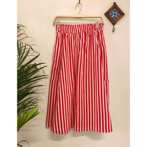 Jupe crayon midi à rayures rouges avec taille élastique, volants et fente - Product Image 3