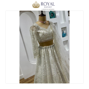 Experts en vente de qualité supérieure Nouvelle collection de créateurs de mode de vêtements de mariage pour femmes Net Lehenga Choli à vendre - Product Image 4