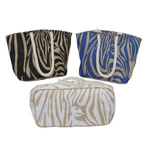 Bolso de playa de yute laminado PP de diseñador de moda exclusivo con bolsillo con cremallera colgante y Asa de cuerda retorcida para mujer - Product Image 3