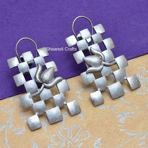 Pendientes hermosos de diseñador, pendientes de diseñador con patrón de bloque, joyería de latón chapada en plata para mujer, para uso en fiesta de boda - Product Image 3
