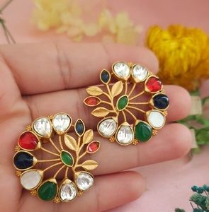 Precioso conjunto de pendientes con estilo de la mejor calidad con tono dorado, perfecto para ocasiones de boda para mujeres y niñas - Product Image 2