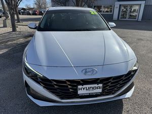 ฮุนได เอลันตร้า ลิมิเต็ด ปี 2021 ขับเคลื่อนล้อหน้า เครื่องยนต์เบนซิน/ไฟฟ้า เกียร์อัตโนมัติ ความจุเครื่องยนต์ 4 ลิตร เบาะหนัง ภายในสีเข้ม ล้อแม็กซ์หลังขนาด R16 - Product Image 5