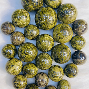 ลูกบอลคริสตัลทัวร์มาลีนสีเขียวทรงกลมพลอยธรรมชาติสำหรับบำบัดและทำสมาธิเพื่อการตกแต่งจำนวนมาก - Product Image 6