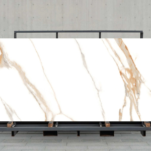 Murs intérieurs urbains design finis avec des dalles de porcelaine grises à haute brillance de 1200x3200 mm - Product Image 1