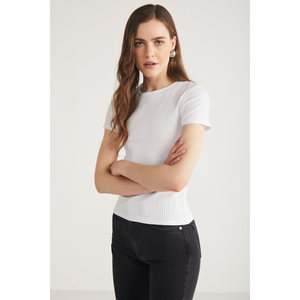 ETHIQUET Maude Body de manga corta con cuello redondo y ajuste regular con aspecto acanalado para mujer - Product Image 2