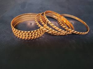 Compre brazaletes de diseño elegante con brazaletes de aspecto moderno de forma redonda chapados en oro de 22 quilates a la venta por exportadores indios - Product Image 2