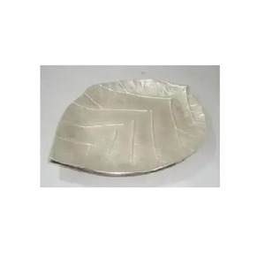 La silhouette inspirée de la nature de la platter Leaf ajoute une touche de sophistication organique à la décoration moderne et traditionnelle. - Product Image 6