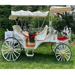 Fantastique 4 places buggy traditionnel blanc tiré par des chevaux carrosse victorienne de la famille royale avec toit pour mariages et événements - Product Image 1