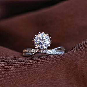 Bague de fiançailles Moissanite Vintage artisanale avec pierre ronde de 1 carat Six broches en forme de coeur et bande d'éternité croisée - Product Image 1