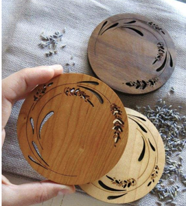 Juego de posavasos redondos clásicos de madera de nogal y bambú con soporte, ecológicos, negros, de la India - Product Image 3