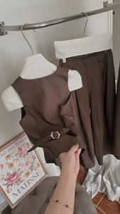 Conjunto Elegante de Chaleco Marrón con Botones y Pantalones Cortos Anchos para Mujer, Formal, Transpirable, Corte Ajustado, Moda Primavera/Verano - Product Image 2