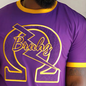 เสื้อยืดโอเมก้า บรูซ สีม่วง ผ้าเชนิลล์ แบรนด์ Greek Life Apparel เสื้อผ้าสโมสรนักศึกษาแบบสั่งทำ เสื้อผ้าฝ้าย ปักลายเชนิลล์ ขายส่ง - Product Image 5