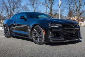 Chevrolet Camaro ZL1 Coupé 2021 d'occasion en excellent état, boîte manuelle 6 vitesses, V8 suralimenté, aileron en fibre de carbone, provenance sud-étatique - Product Image 2