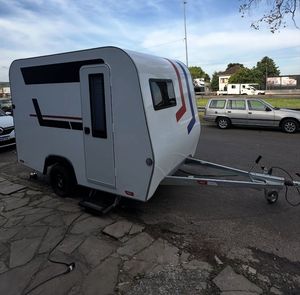 Mini caravane de voyage 4x4 en aluminium, légère et moderne, design étanche, capacité de charge de 2 tonnes, plancher en PVC pour le camping et les activités de plein air - Product Image 4