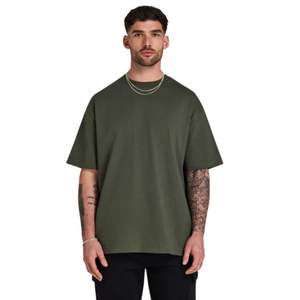 Camiseta de gran tamaño caqui para hombre 100% algodón 190 GSM Streetwear Staple Tee Impreso Front Back Logo Drop Shoulder Relaxed Fit Shirt - Product Image 1