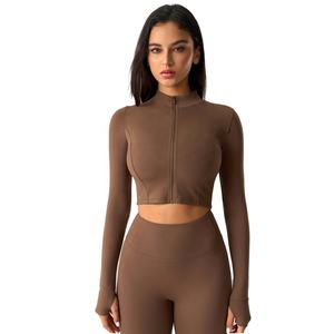 Conjunto Deportivo de 3 Piezas para Mujer: Top Deportivo de Manga Larga con Logotipo Personalizado, Pantalones Cortos de Cintura Alta y Leggings de Yoga - Product Image 3