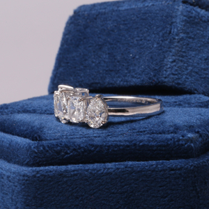 Alianza de boda de oro y platino Banda de diamantes nupcial sin conflictos certificada Media eternidad Pera y cojín Corte Lab Grown Classic - Product Image 3