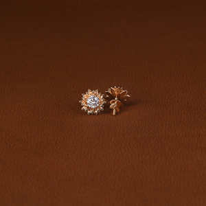 Pendientes de tuerca de diamante de corte redondo cultivado en laboratorio chapado en oro de 14 quilates de diseño personalizado nueva forma de flor de moda para mujeres certificado IGI - Product Image 3