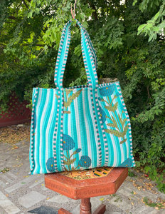Bolso de mano Floral multicolor grande Reversible estampado a mano de algodón acolchado, bolso bohemio hecho a mano de compras resistente y sostenible - Product Image 6