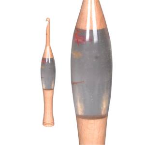 Crochet ergonomique personnalisé en bois et résine écologique, fait à la main, pour le tricot et le tissage à la main - Product Image 1