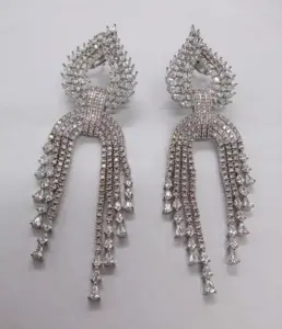 2024 트렌디 한 롱 체인 크리스탈 풀 다이아몬드 스터드 귀걸이 반짝 이는 긴 술 귀걸이 여성 사용 가능 도매 가격에