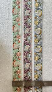 Lacets brodés à la machine en tissu sur mesure dans des motifs floraux en deux couleurs pour robes de mariée et vêtements pour la revente. - Product Image 3